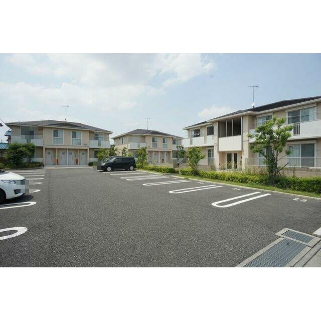 敷地内駐車場は１台無料です。Ｂ棟は写真奥の左側です。