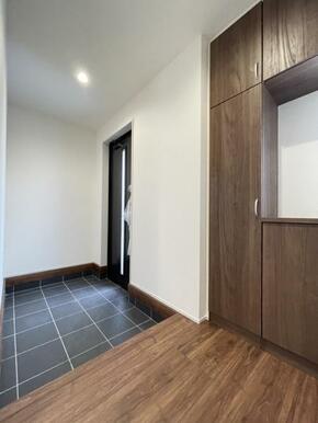 玄関を広く利用できるようシューズクローゼットを完備。ご家族みんなの靴をスッキリ収納できます！