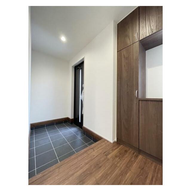 玄関を広く利用できるようシューズクローゼットを完備。ご家族みんなの靴をスッキリ収納できます！