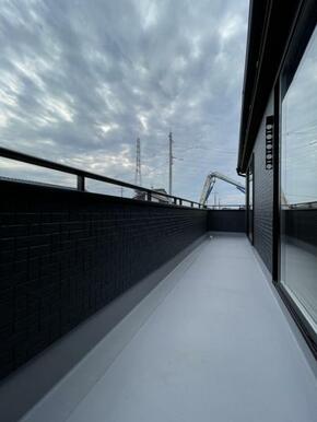 2部屋から行き来できる続きバルコニー！洗濯物や布団が干せる十分な広さです＾＾