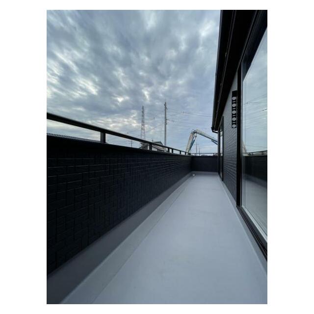 2部屋から行き来できる続きバルコニー！洗濯物や布団が干せる十分な広さです＾＾