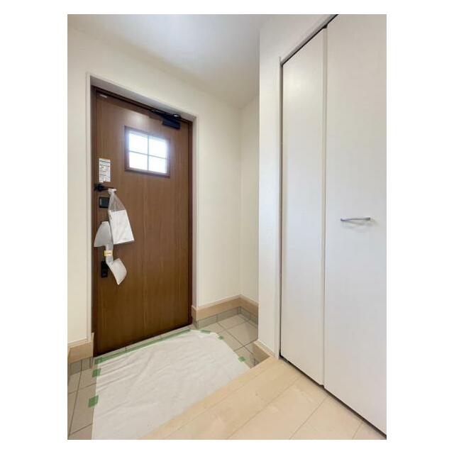 玄関を広く利用できるようシューズクローゼットを完備。ご家族みんなの靴をスッキリ収納できます！