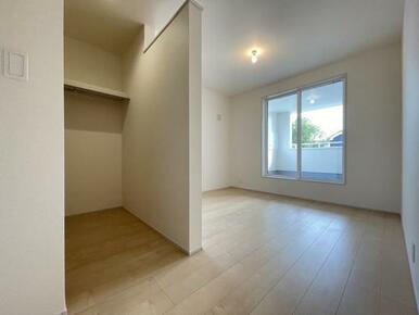 お部屋からバルコニーに出られるので洗濯物や布団などをすぐ干せ取込みも楽にできます！