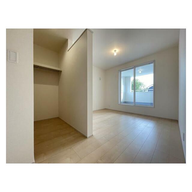 お部屋からバルコニーに出られるので洗濯物や布団などをすぐ干せ取込みも楽にできます！