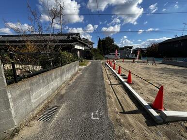 北側前面道路（西側からの撮影）