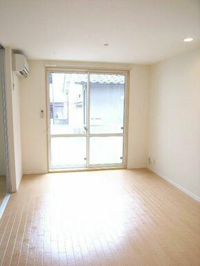 ☆１２．０帖のリビングの写真です☆　～ＬＤＫをキッチン側より撮影しています。南向きのお部屋です♪