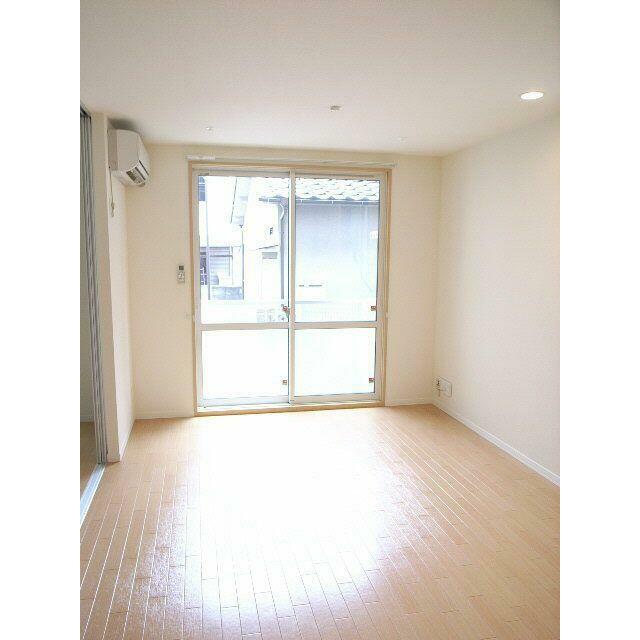 ☆１２．０帖のリビングの写真です☆　～ＬＤＫをキッチン側より撮影しています。南向きのお部屋です♪