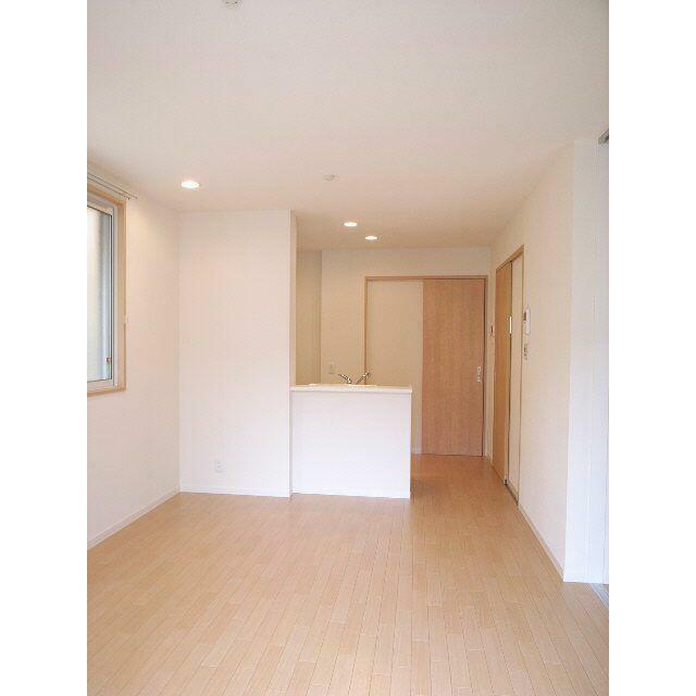 ☆１２．０帖のリビングの写真です☆　～ＬＤＫを窓側より撮影しています。対面キッチンなのでご家族との…