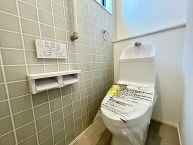 もちろんウォシュレット機能搭載です♪トイレに窓があるのも魅力的です（＊＾▽＾＊）