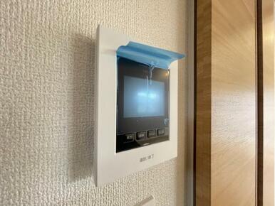 訪問者がひと目でわかるモニター付きインターホンを標準装備。お子さまのお留守番にも安心です！