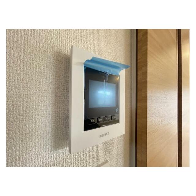 訪問者がひと目でわかるモニター付きインターホンを標準装備。お子さまのお留守番にも安心です！