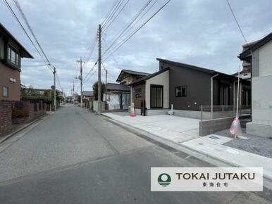 西側約5.5ｍ幅員の公道です＾＾