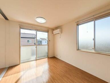 角部屋のため窓の多いお部屋となります。