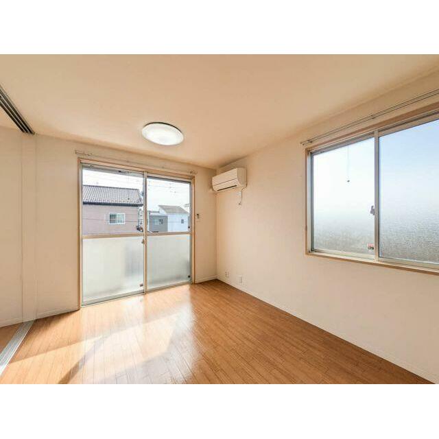 角部屋のため窓の多いお部屋となります。