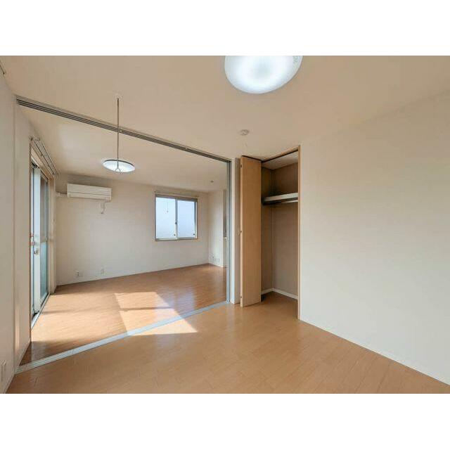 ５．３帖の洋室です。室内物干しの設置がございます。