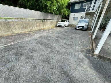 駐車場付きの物件になります。（別途月額５，０００円）