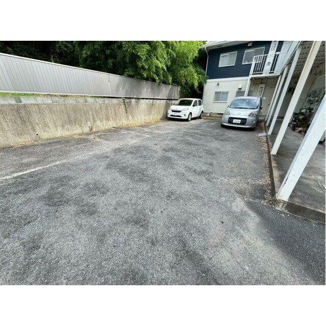駐車場付きの物件になります。（別途月額５，０００円）