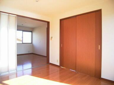 リビングからダイニングの視点です。