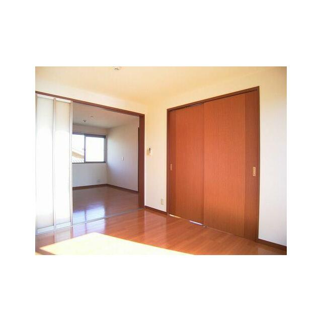 リビングからダイニングの視点です。