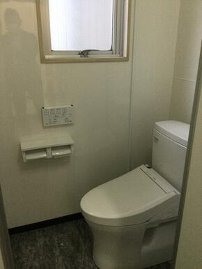 男性専用トイレも女性専用トイレも洗浄付き便座です。