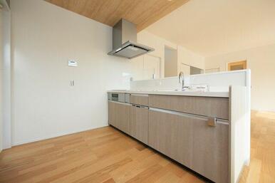 天板とシンクに人造大理石を使用。耐熱性、耐久性に優れたキッチン