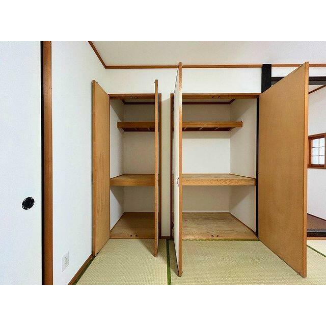 「１階＿８帖和室」奥行のある押入です。