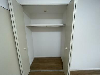 「洋室約6.1帖」クローゼット付きです。