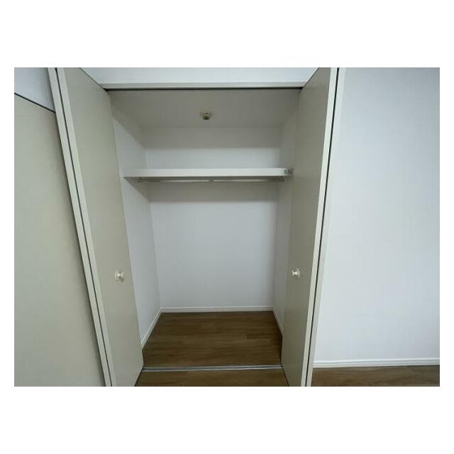 「洋室約6.1帖」クローゼット付きです。