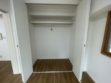 「洋室約6帖」クローゼット付きです。