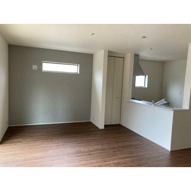 リビングはファッションを楽しむようにラグや家具とコーディネートしたい（1号棟）