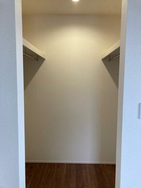 お洋服好きならコーディネートに悩むのも楽しみのひとつ（1号棟）