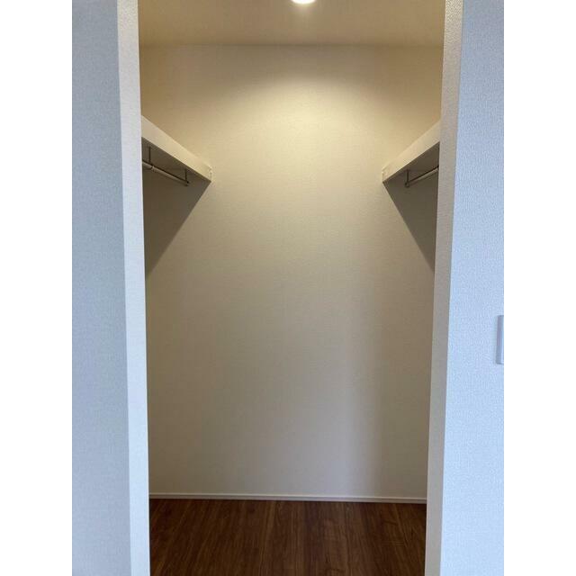 お洋服好きならコーディネートに悩むのも楽しみのひとつ（1号棟）