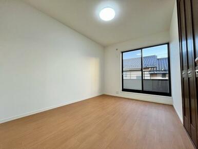 「洋室約6帖」バルコニーに面したお部屋です