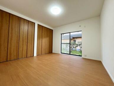 「洋室8帖」お庭に面した日当たりの良いお部屋です