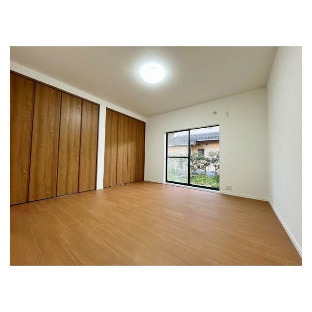 「洋室8帖」お庭に面した日当たりの良いお部屋です