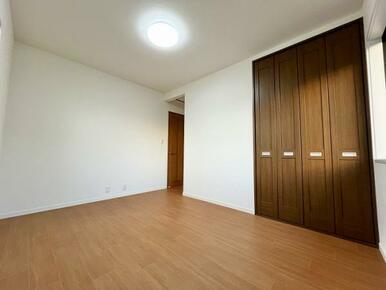 「洋室約6.5帖」窓側からの角度です