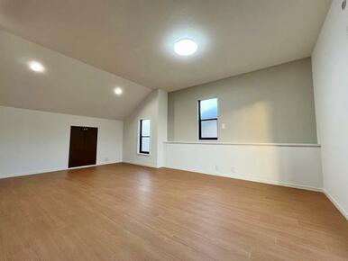 「洋室約10.9帖」グレーのアクセントクロスがポイントです