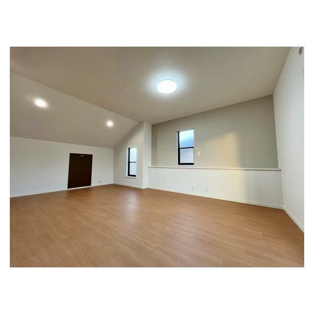 「洋室約10.9帖」グレーのアクセントクロスがポイントです