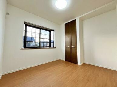 「洋室約4.8帖」出窓が印象的なお部屋です。収納もございます