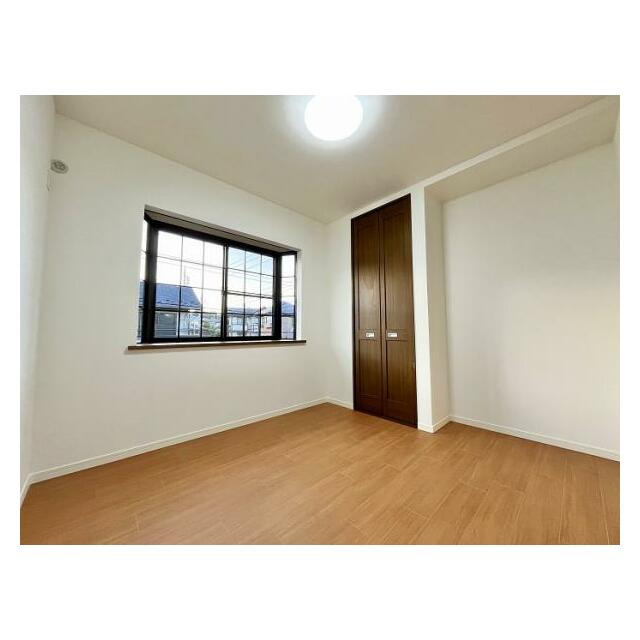 「洋室約4.8帖」出窓が印象的なお部屋です。収納もございます