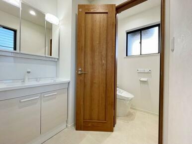 「中2階」トイレ、洗面台新品交換済み。2階にも洗面スペースがございます。