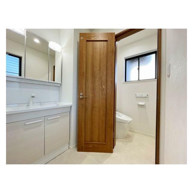 「中2階」トイレ、洗面台新品交換済み。2階にも洗面スペースがございます。