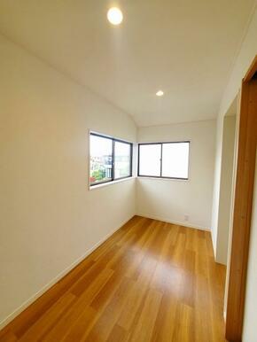 2階西側納戸約4帖、別角度から