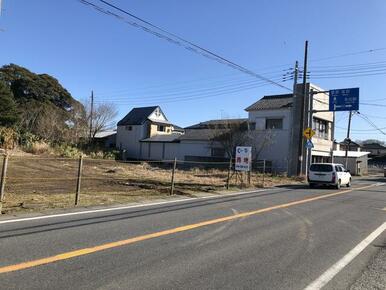 前面道路は交通の要、国道。