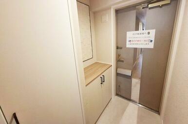 玄関：下駄箱と物入を新調済み。