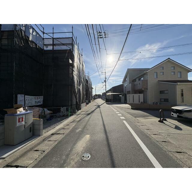 前面接道＜西方向＞　上棟済み風景