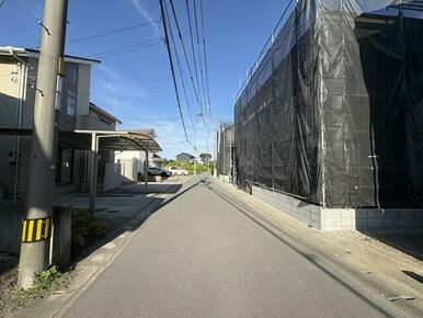 前面接道＜東方向＞　上棟済み風景