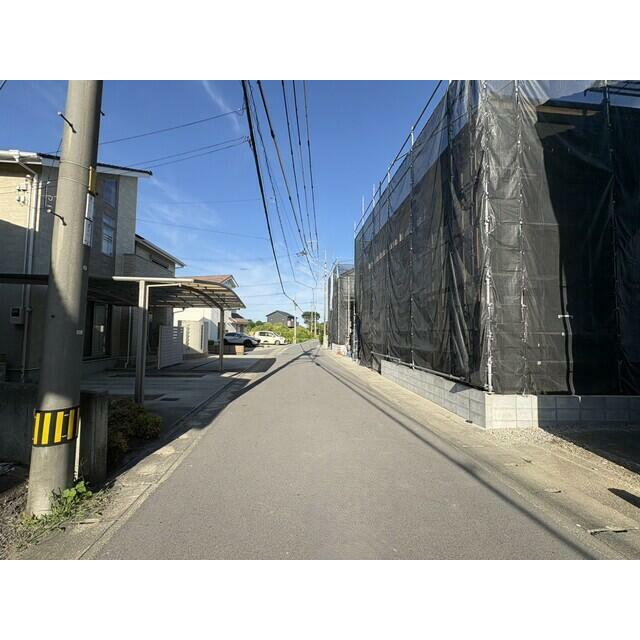 前面接道＜東方向＞　上棟済み風景