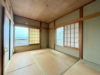 2階和室　光が入りやすく、くつろぎの時間を過ごせる空間です。収納も確保され、生活シーンに合わせて活用