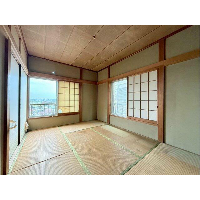2階和室　光が入りやすく、くつろぎの時間を過ごせる空間です。収納も確保され、生活シーンに合わせて活用